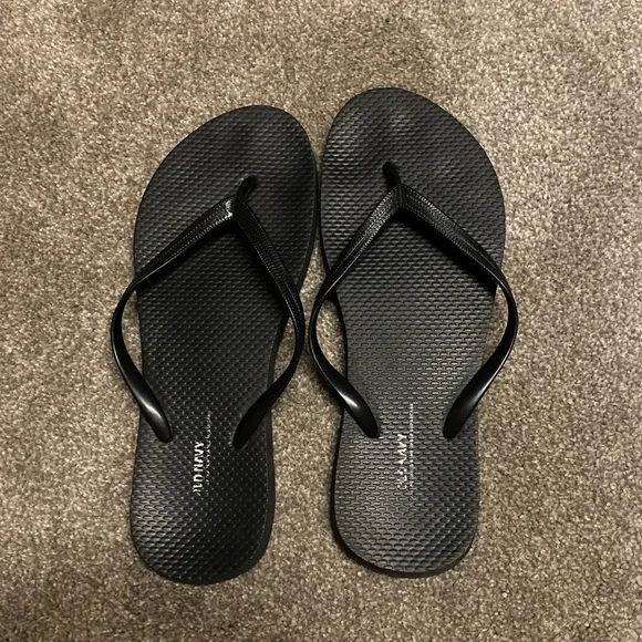 Old navy flip flops - Picture 2 of 3